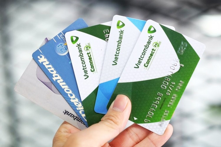 Thẻ ghi nợ Vietcombank có rút được tiền không?