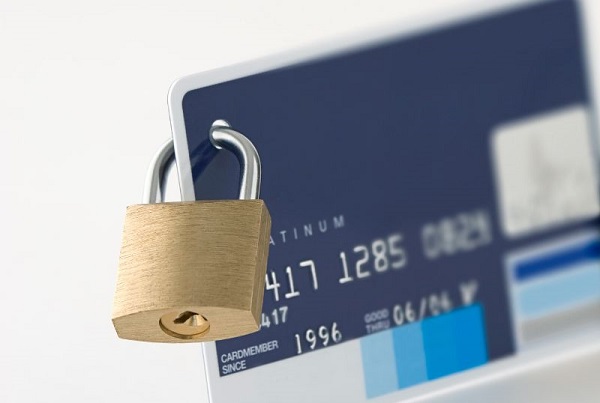 Chuyển nhầm tiền vào tài khoản bị khóa - Có lấy lại được không?