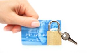 Tài khoản ngân hàng bị khóa có nhận được tiền không? Giải đáp chi tiết