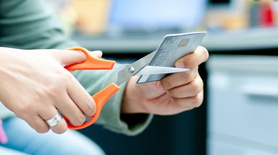 Tại sao nên hủy thẻ tín dụng FE Credit?