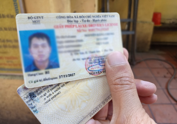 Thủ tục và quy trình cầm bằng lái xe diễn ra như thế nào?